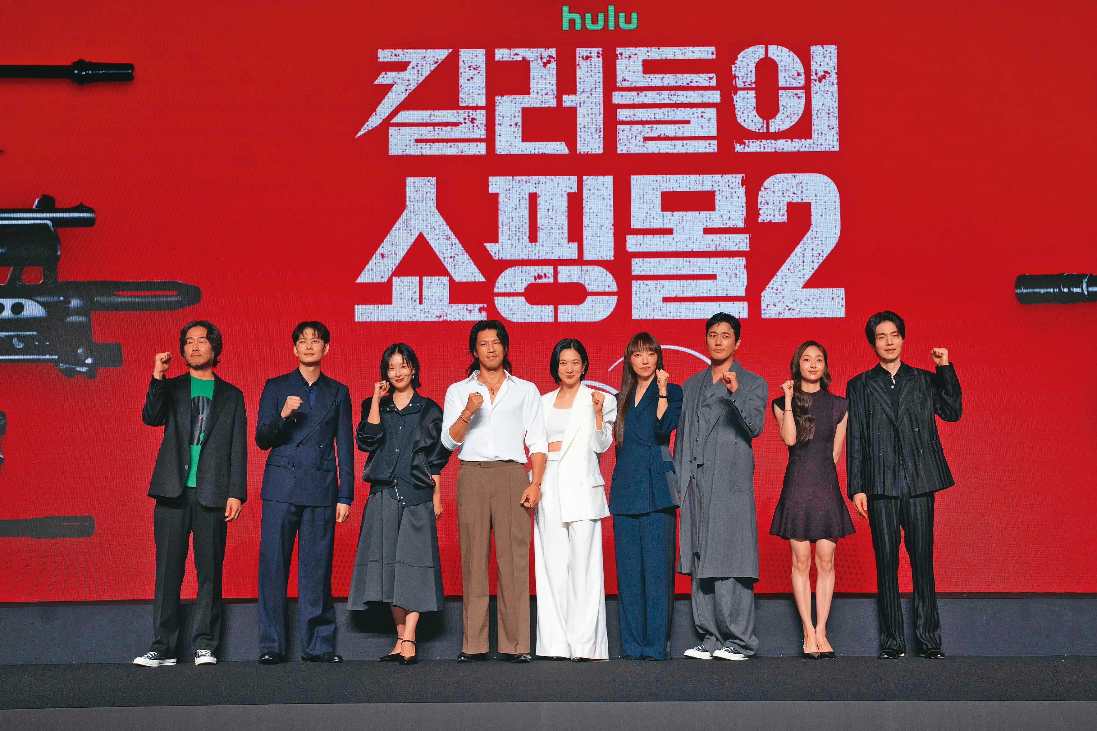 《殺人者購物中心2》加入日本演員岡田將生（左二）與玄理（左三），提高作品在日本的關注度。（Disney+提供）