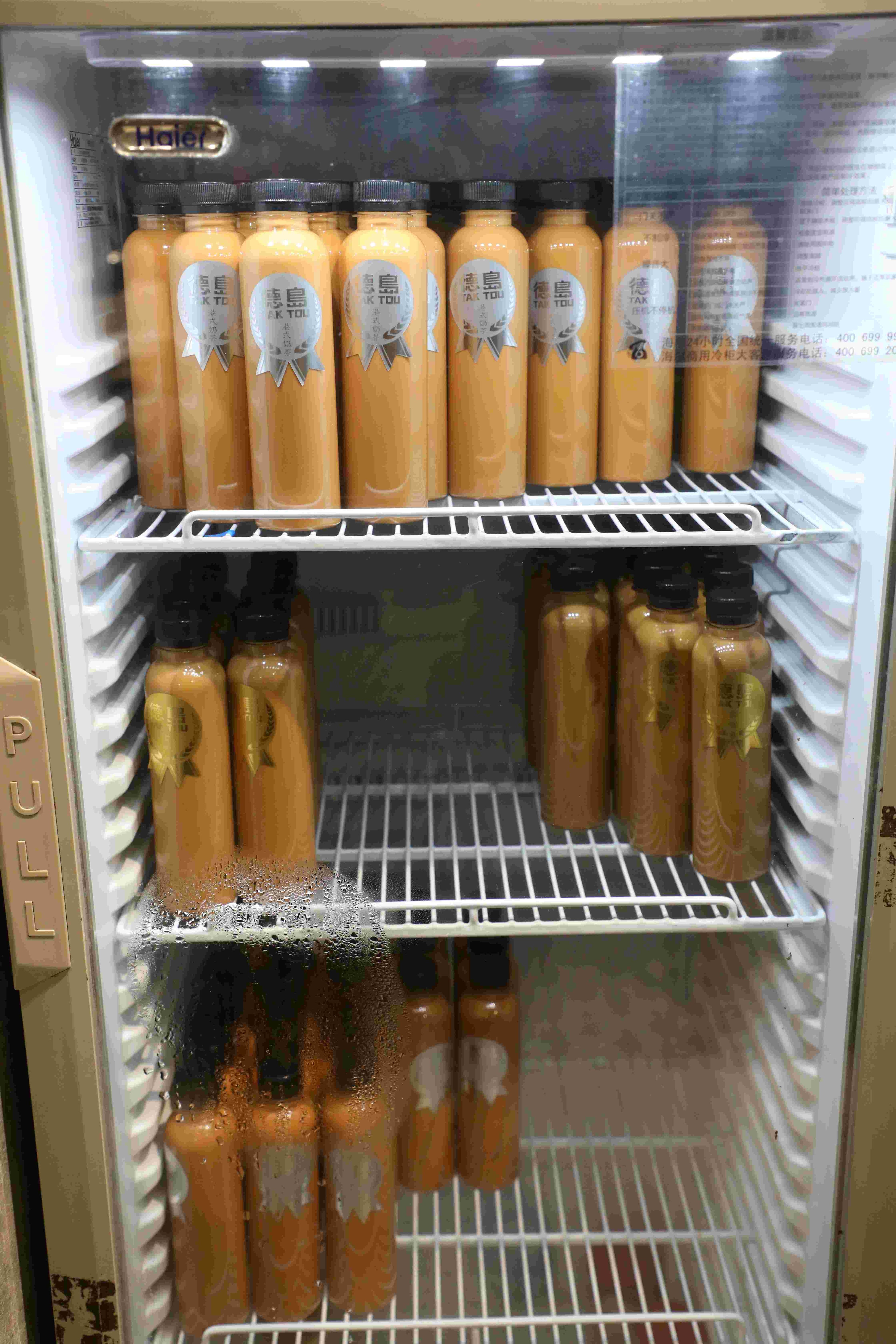 德島的凍奶茶、凍鴛鴦有樽裝版本，會先在冰箱裡冰到透心涼。
