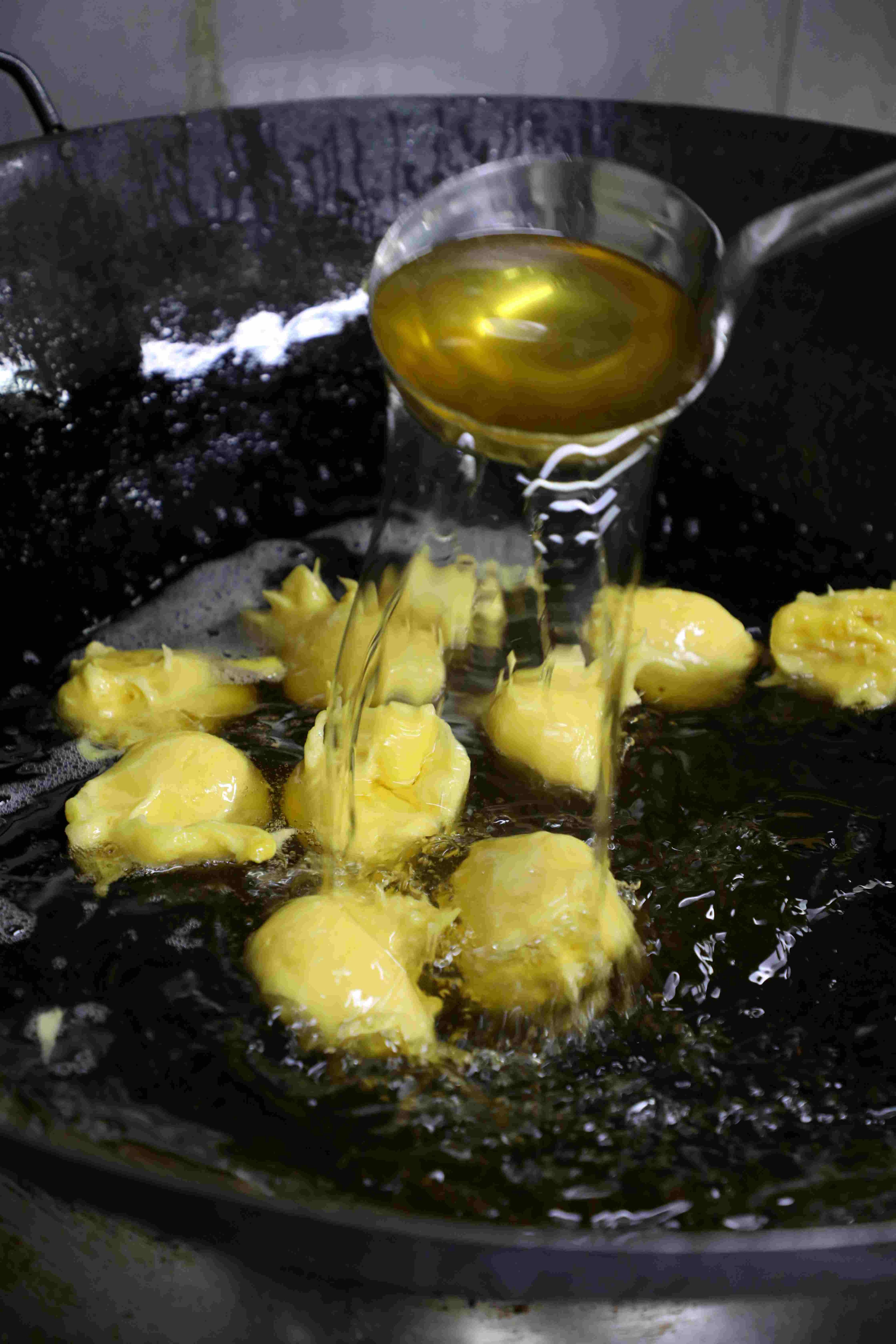 製作冰花雞蛋球得用溫油慢炸,非常費時。