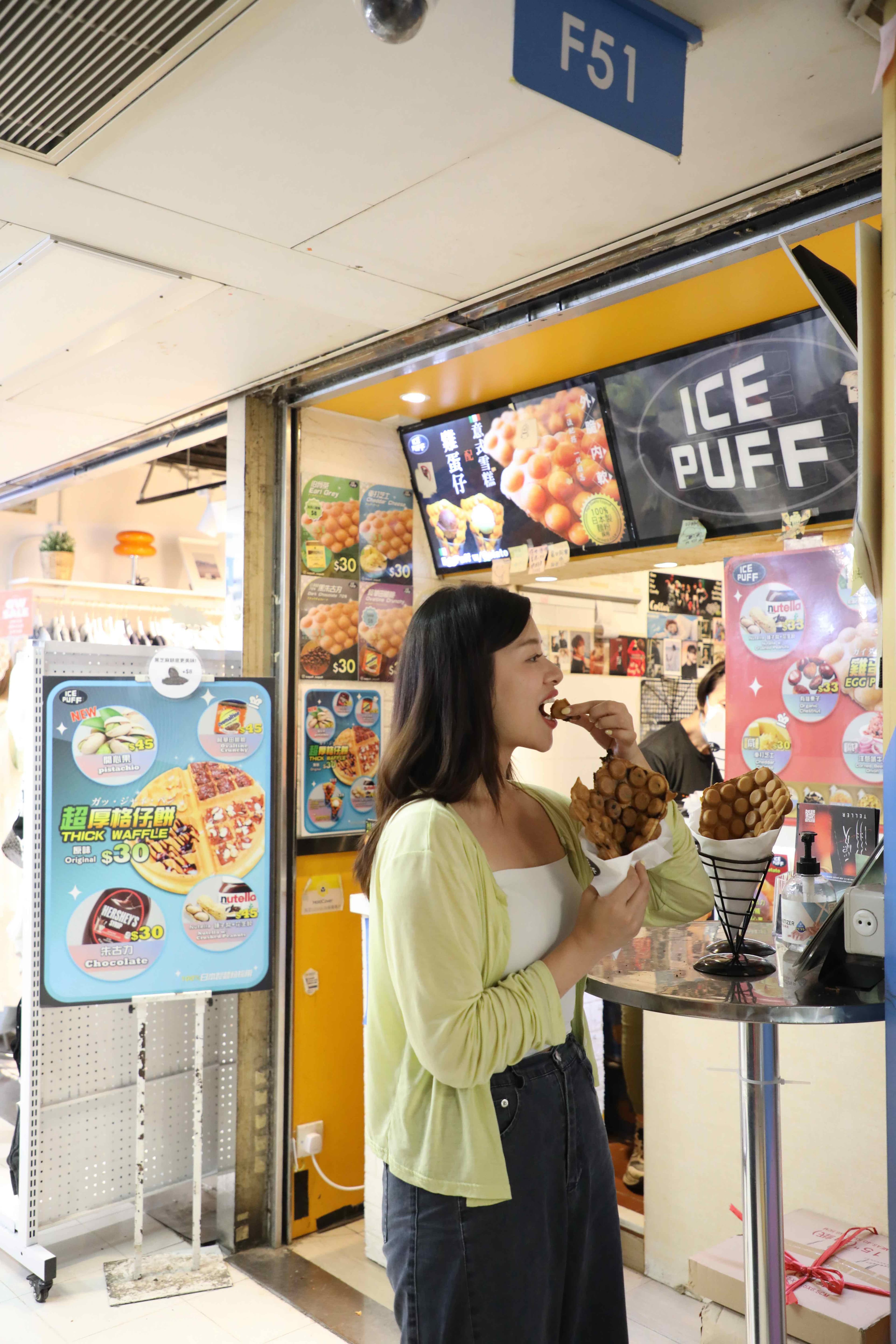 「Ice Puff」店舖空間不大，但仍貼心設有一張立食桌，讓客人可以趁熱享用剛出爐的雞蛋仔。