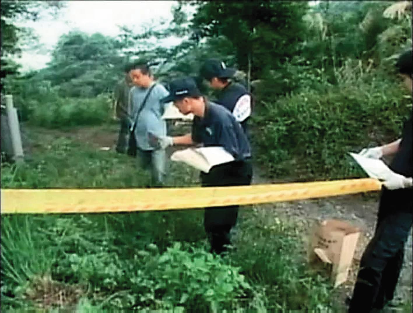 黃姓男子的屍體在台中山區一處果園被發現，警方獲報圍起封鎖線採證。（翻攝東森新聞）