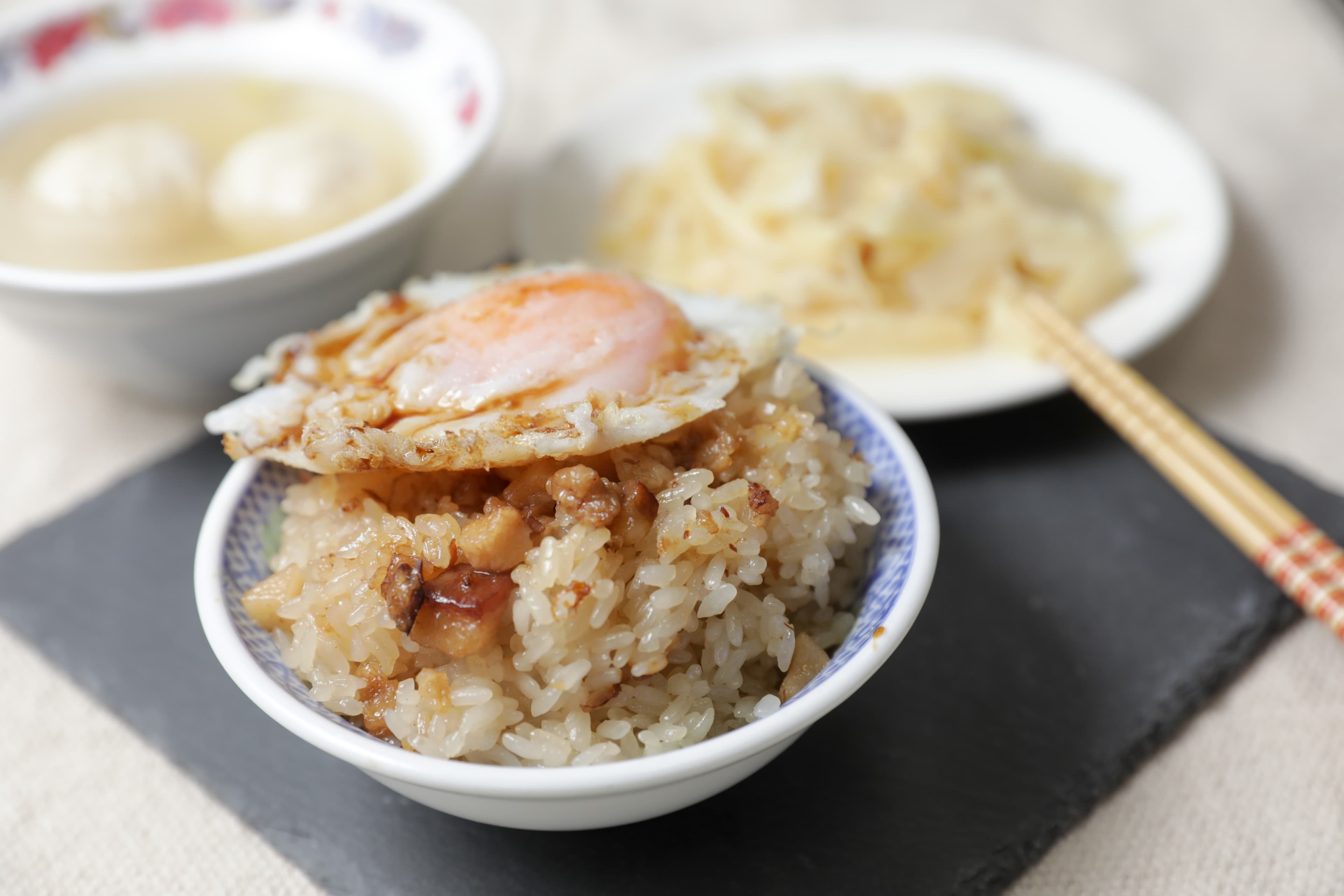 「珠記大橋頭油飯」以油飯搭配半熟荷包蛋,是最經典的吃法。(攝影/林煒凱)