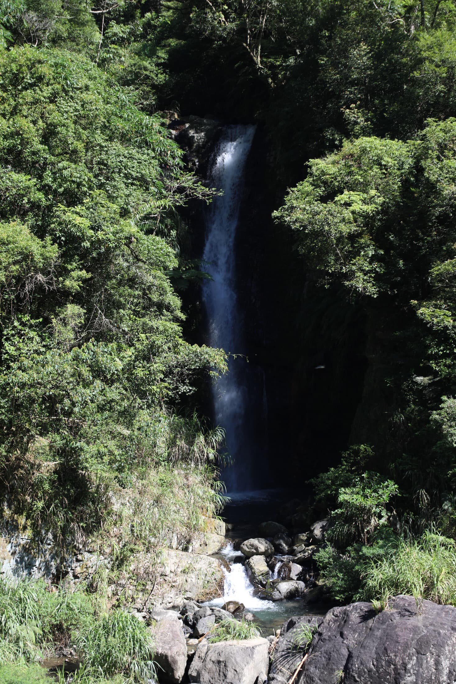 從園區入口沿著觀瀑步道前進，不久就能遠眺對岸岩壁上涓涓細流的烏沙溪瀑布。
