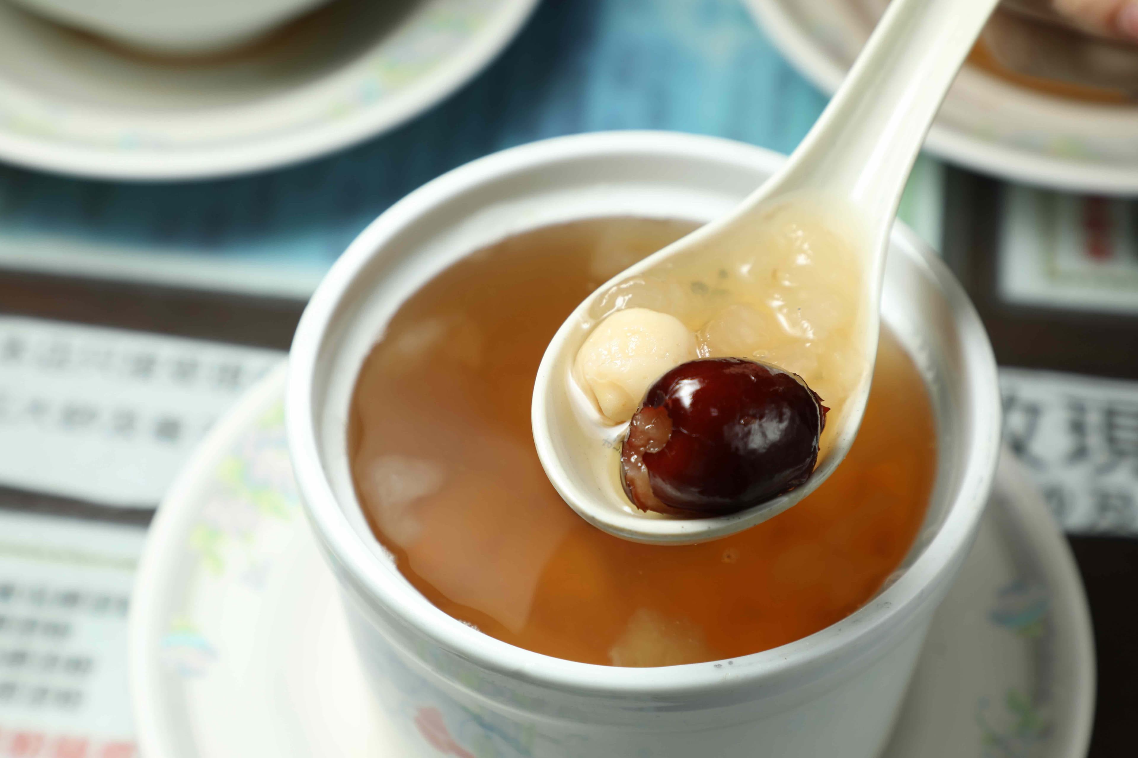 養顏美容的「紅蓮雪蛤膏」，以雪蛤搭配紅棗、蓮子與冰糖燉煮，口感順滑有彈性，滋味清甜。（港幣70元／小碗，約NT$284）
