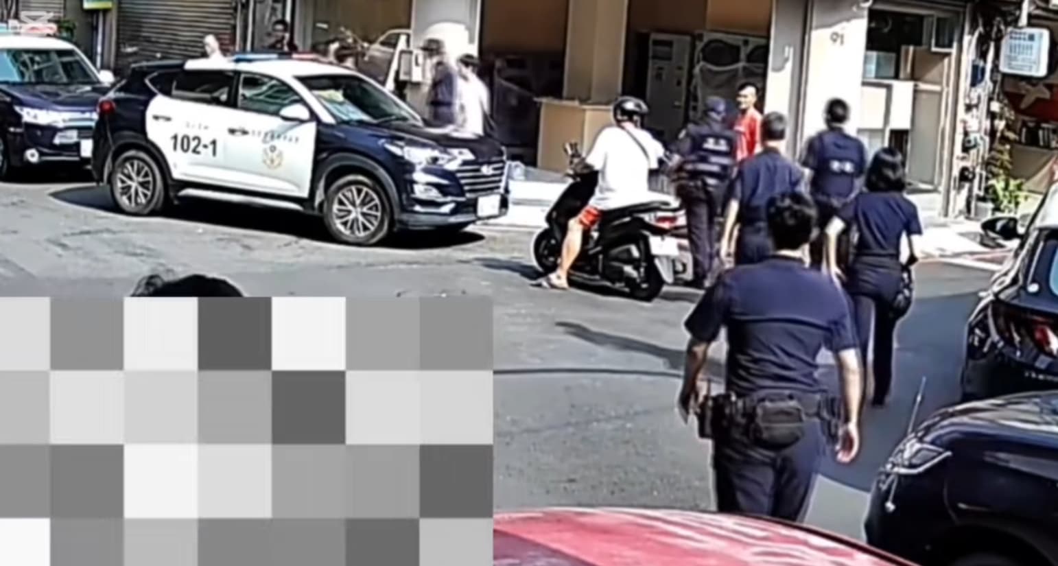 畫面看起來有4台警車到場，警力也不少。（翻攝自爆料公社）