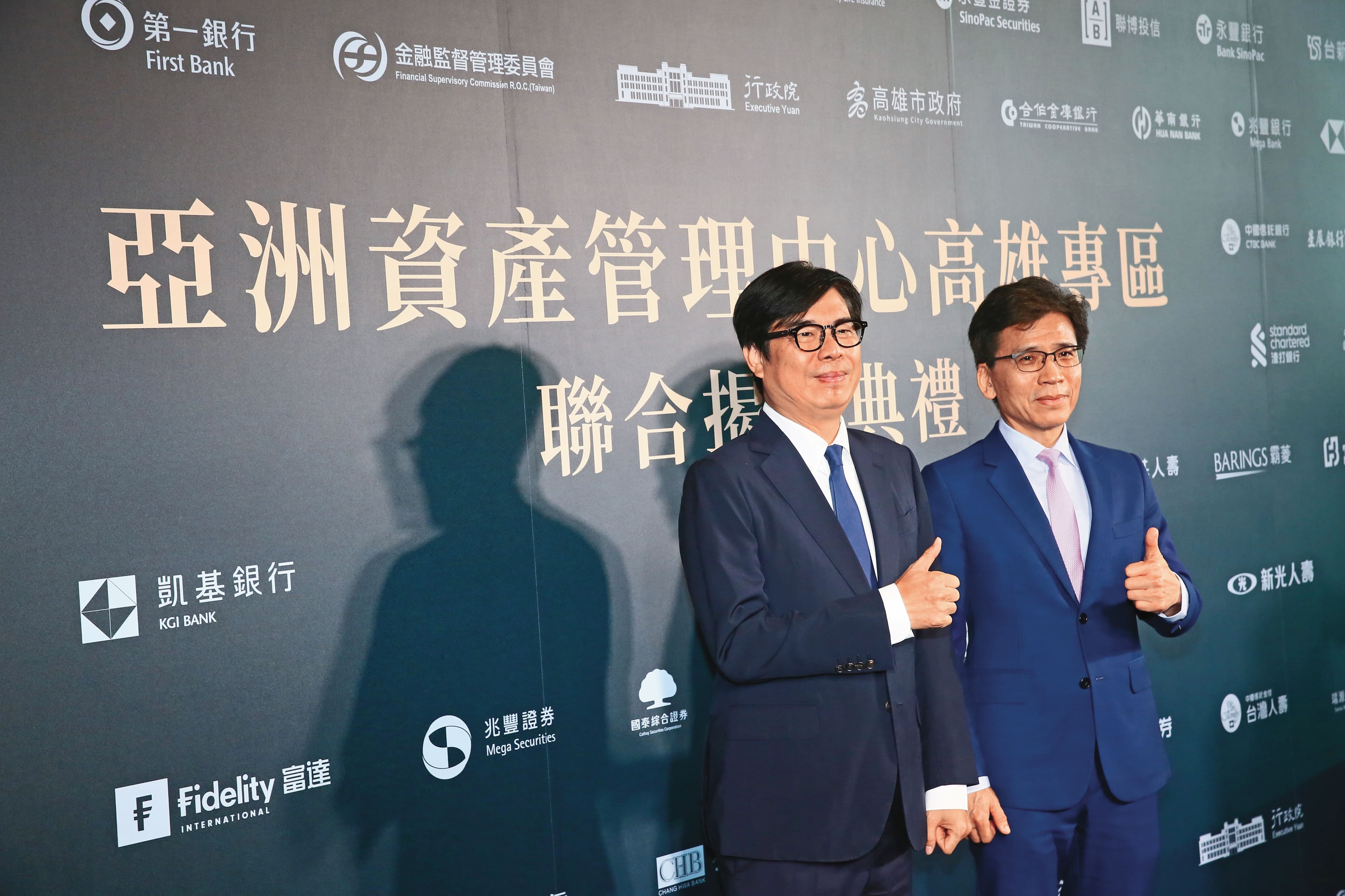 彭金隆（右）去年7月親赴亞資中心高雄專區揭幕。圖為高雄市長陳其邁（左）與彭金隆合照。