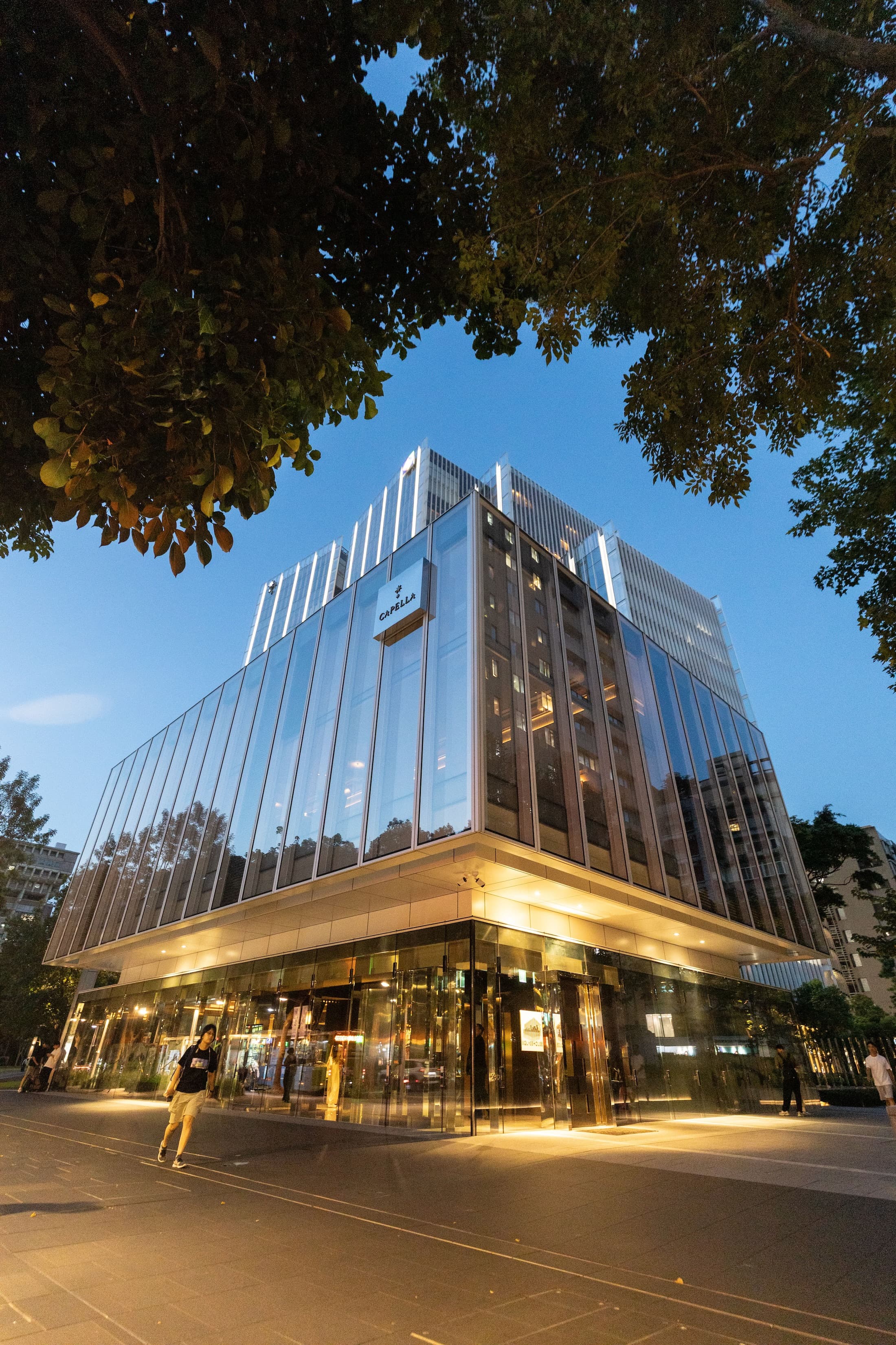 「The Glasshouse」以通透玻璃打造三層樓酒吧空間，成為台北夜生活新地標。