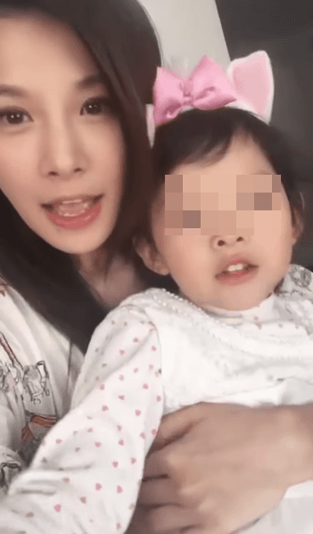 艾莉絲分享舊影片,當時女兒只有4歲,而她創業剛起步。(翻攝艾莉絲臉書)