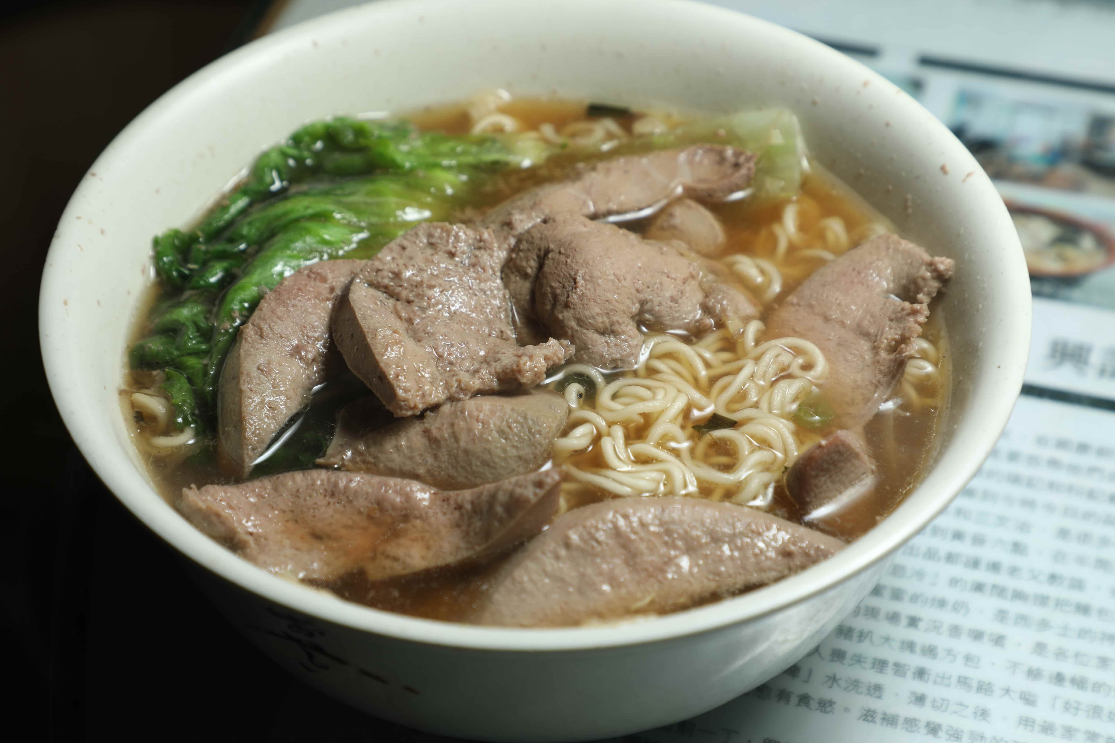 「豬潤麵」以豬肝搭配公仔麵，豬肝厚實嫩滑無腥味，湯頭帶著薑香。（港幣34元／碗，約NT$140）