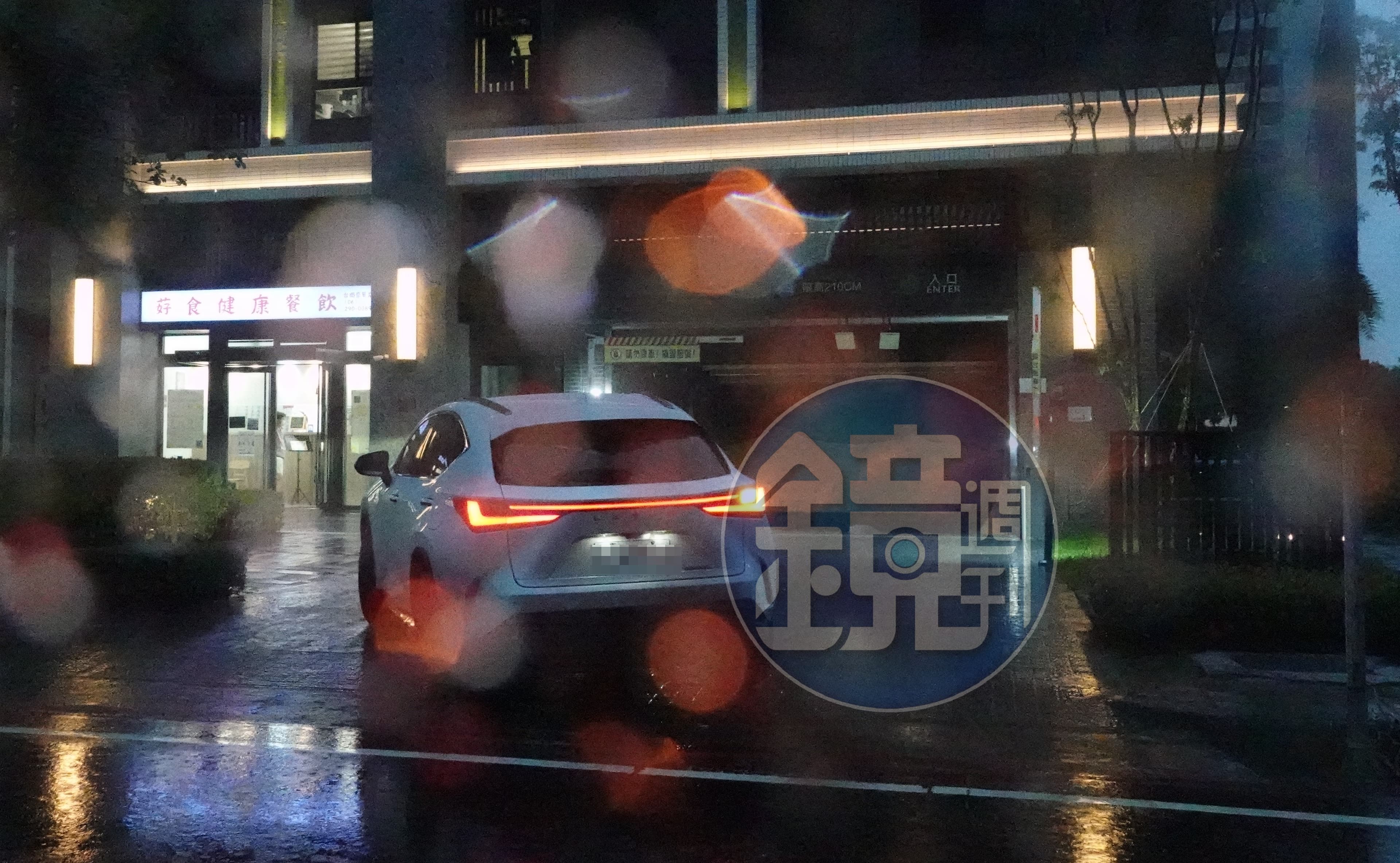 23日晚上,本刊直擊許芊芊與老公開車進入松丹達麗豪宅社區,陳幸妤懷疑該豪宅頭期款是趙建銘出的。