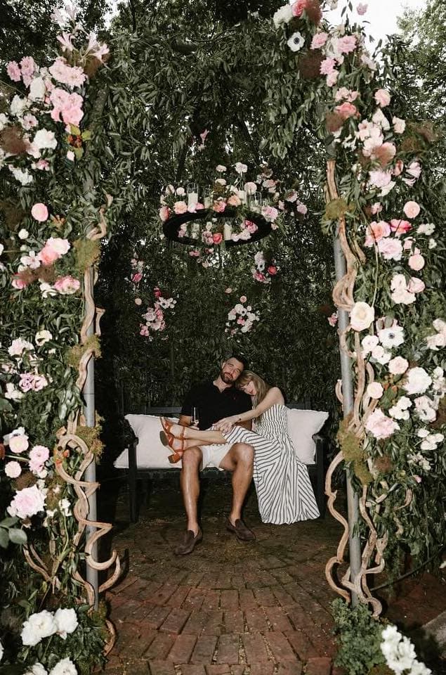 泰勒絲(右)和崔維斯(左)正式步入禮堂。(翻攝taylorswift IG)