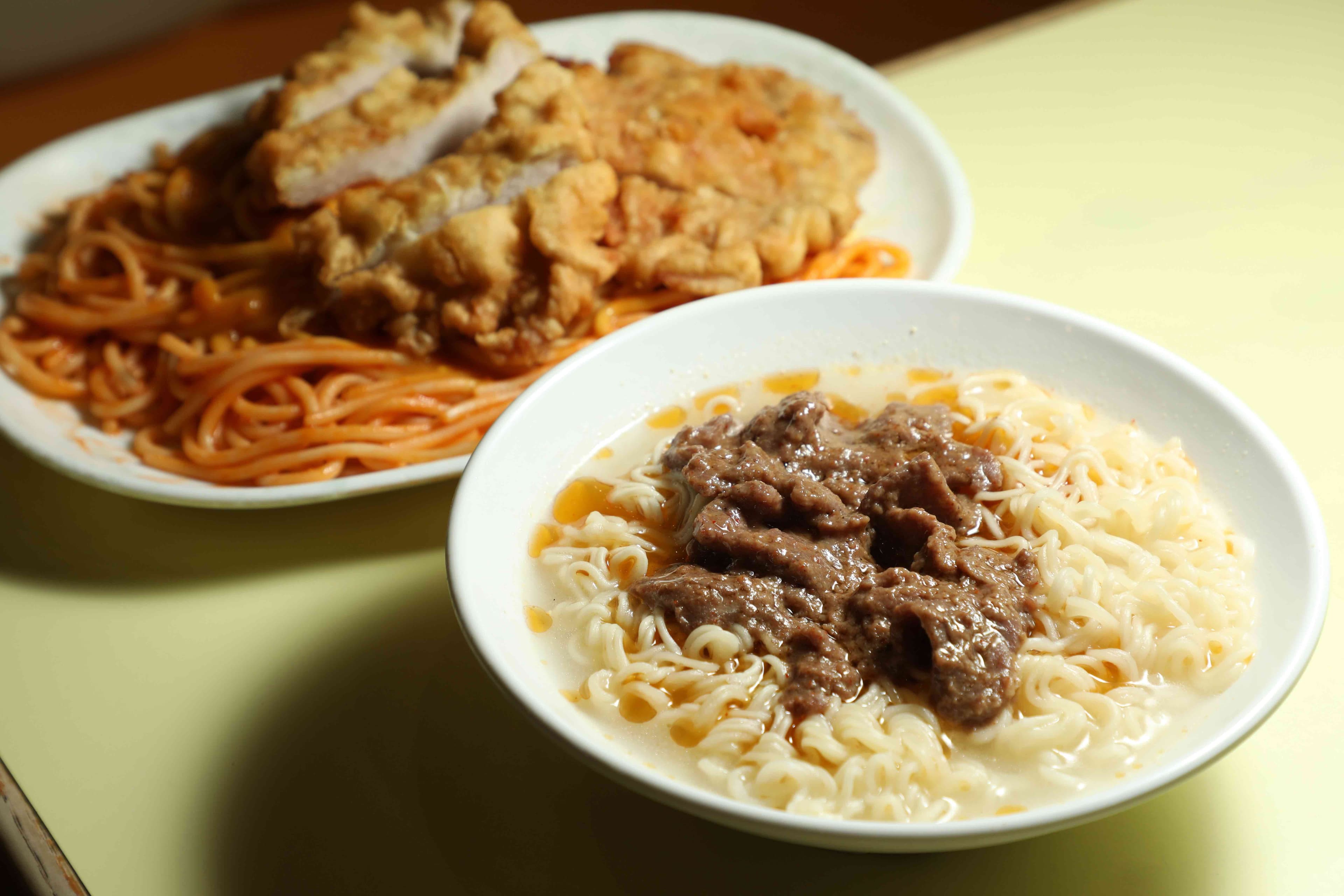 「沙嗲牛肉麵」（前，港幣33元／份，約NT$136）牛肉新鮮軟嫩；與「豬扒燴意粉」（後，港幣60元／份，約NT$246）都是熟客最愛。