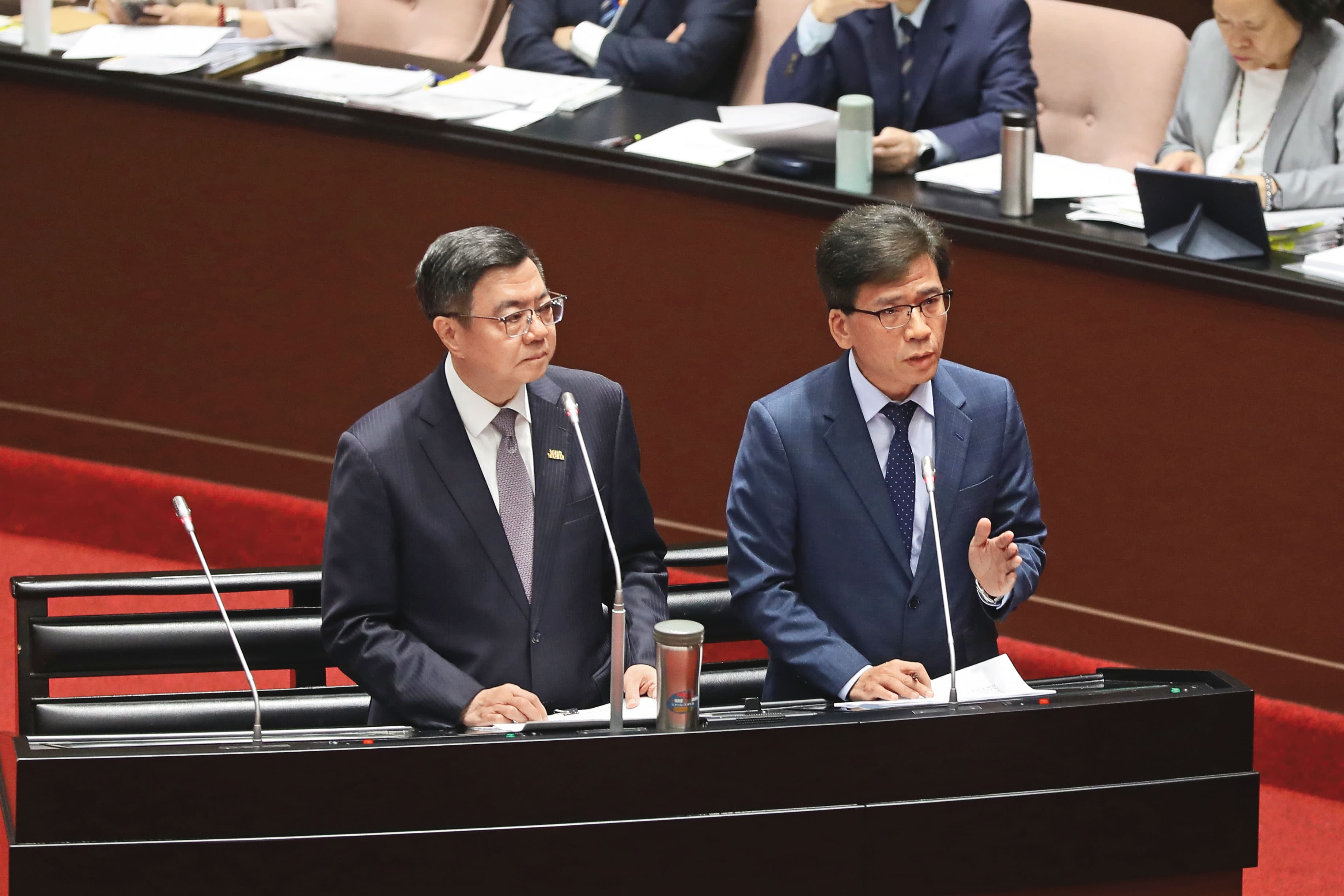 擁有產官學研經驗的彭金隆（右），喜歡用比喻將艱深的金融語言化繁為簡。
