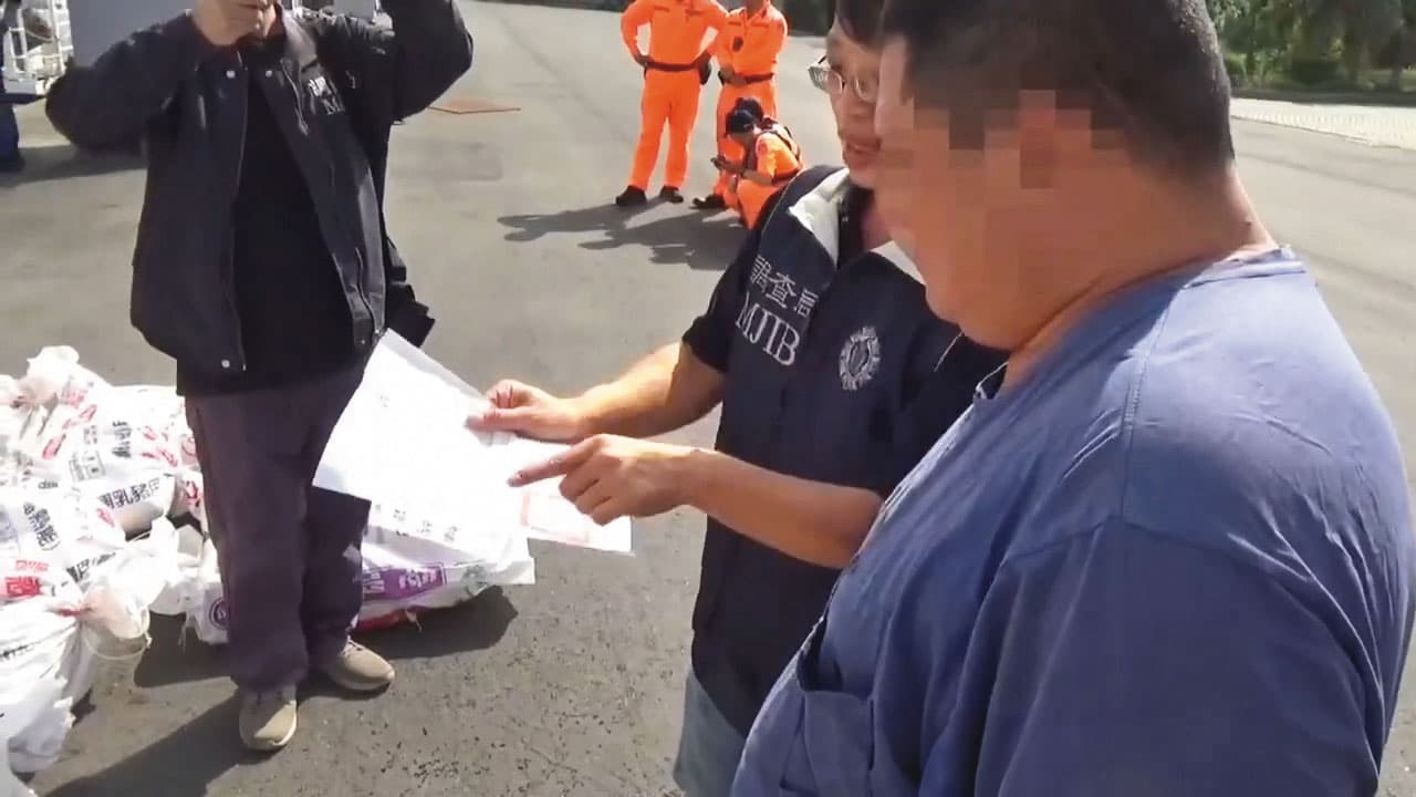 調查局北機組查出添發財號許姓船長(右)被弟弟慫恿走私海洛因,2人均遭檢方求處無期徒刑。(翻攝畫面)