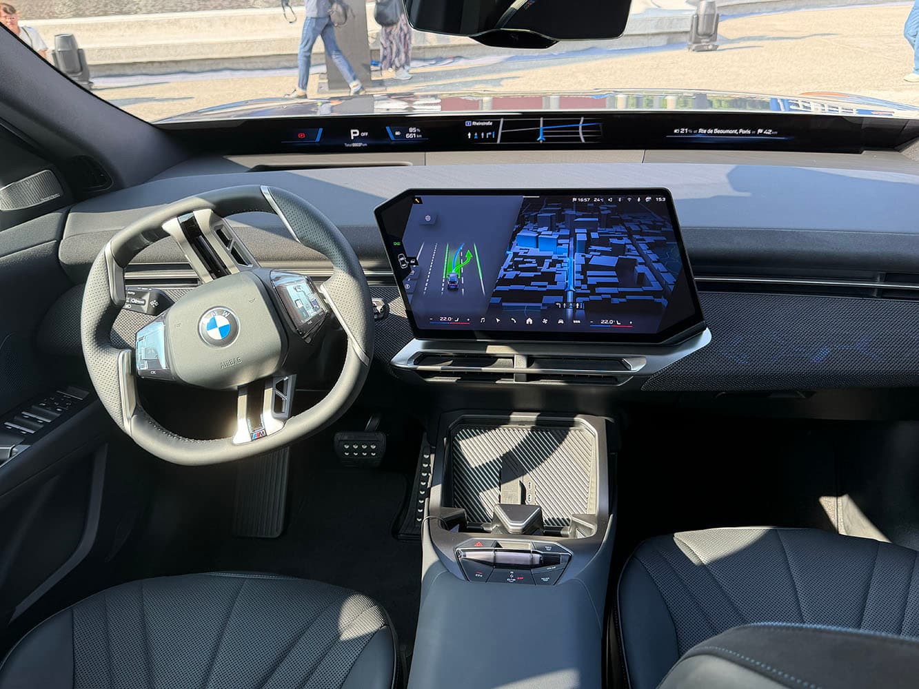 車內首度導入橫跨A柱的BMW Panoramic Vision全視域顯示系統、17.9吋懸浮中控螢幕與最新Operating System X。