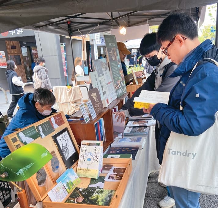 「溫羅汀曬書節」透過書香市集讓閱讀走進戶外,形塑鮮明的文化風景。(圖/欒樹下書房)