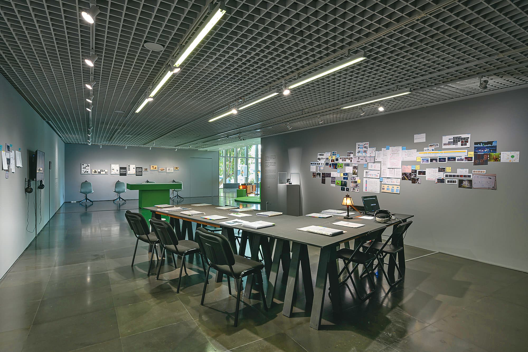 北師美術館的VR幕後工作區，展示陳芯宜及團隊的完整創作歷程和手稿。（北師美術館提供╱王世邦AnpisWang攝影）