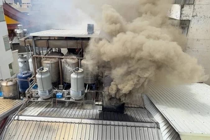 在緊急通知業者到場協助開門後，消防員迅速鋪設水線進入灌救。（翻攝畫面）
