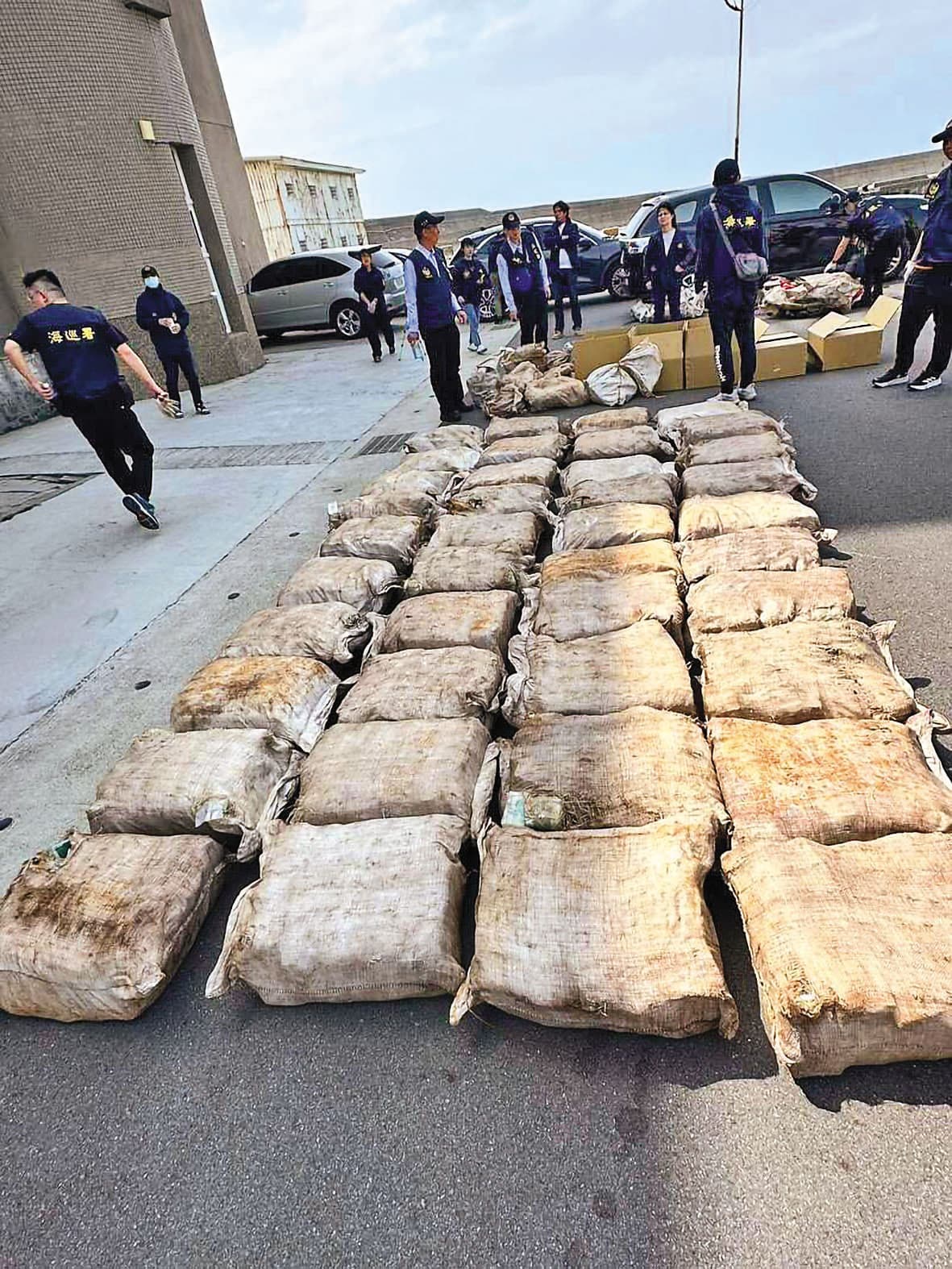 新竹毒梟在2年半前利用「滿瑞富號」走私1.6公噸K他命遭逮,檢調長期埋伏破獲藏鏡人越洋遙控這宗百億元海洛因走私案。(翻攝畫面)