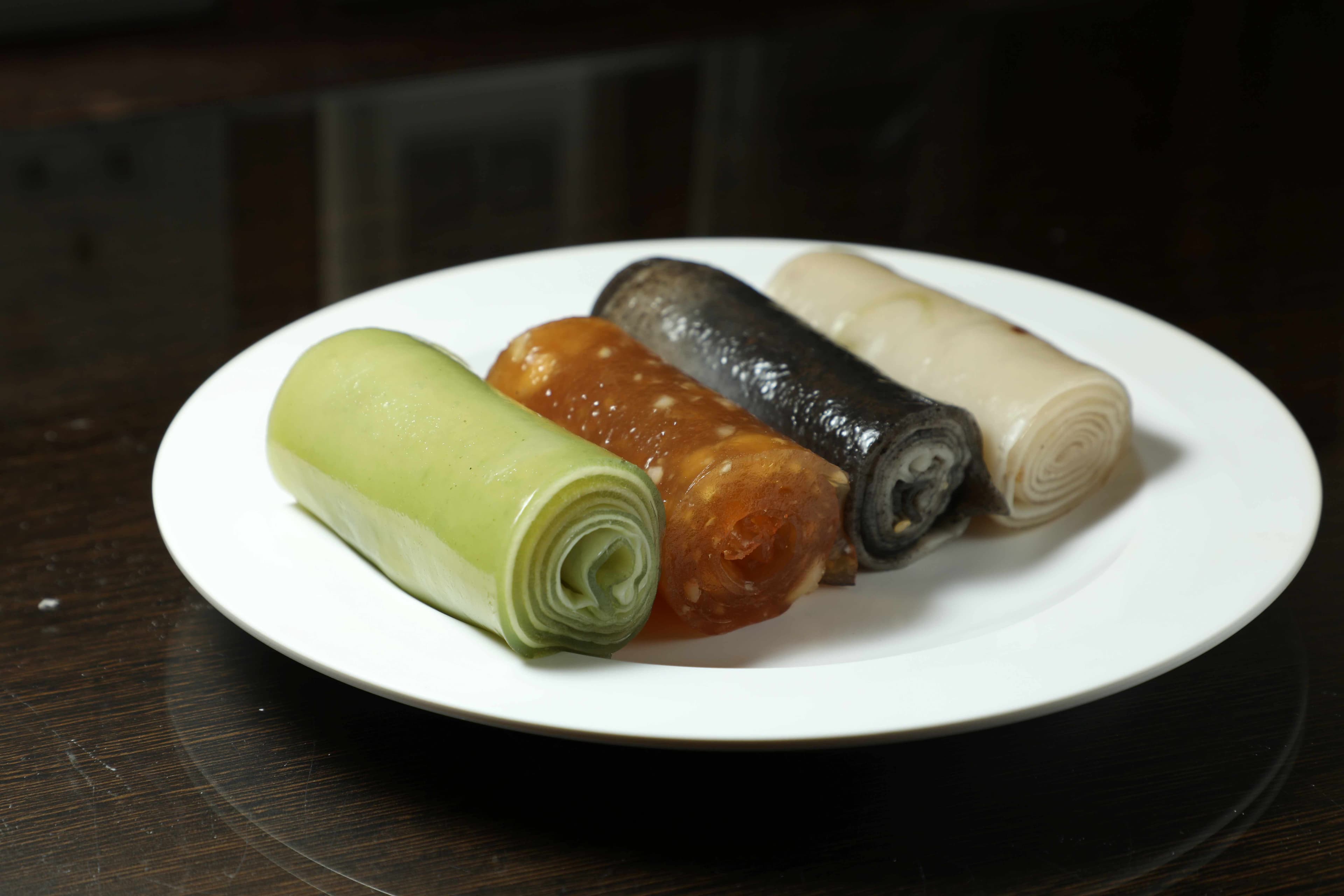 「椰汁斑蘭卷」（左一）入口軟滑彈牙，是西式糕點少見的口感。（港幣30元／4卷，約NT$121）