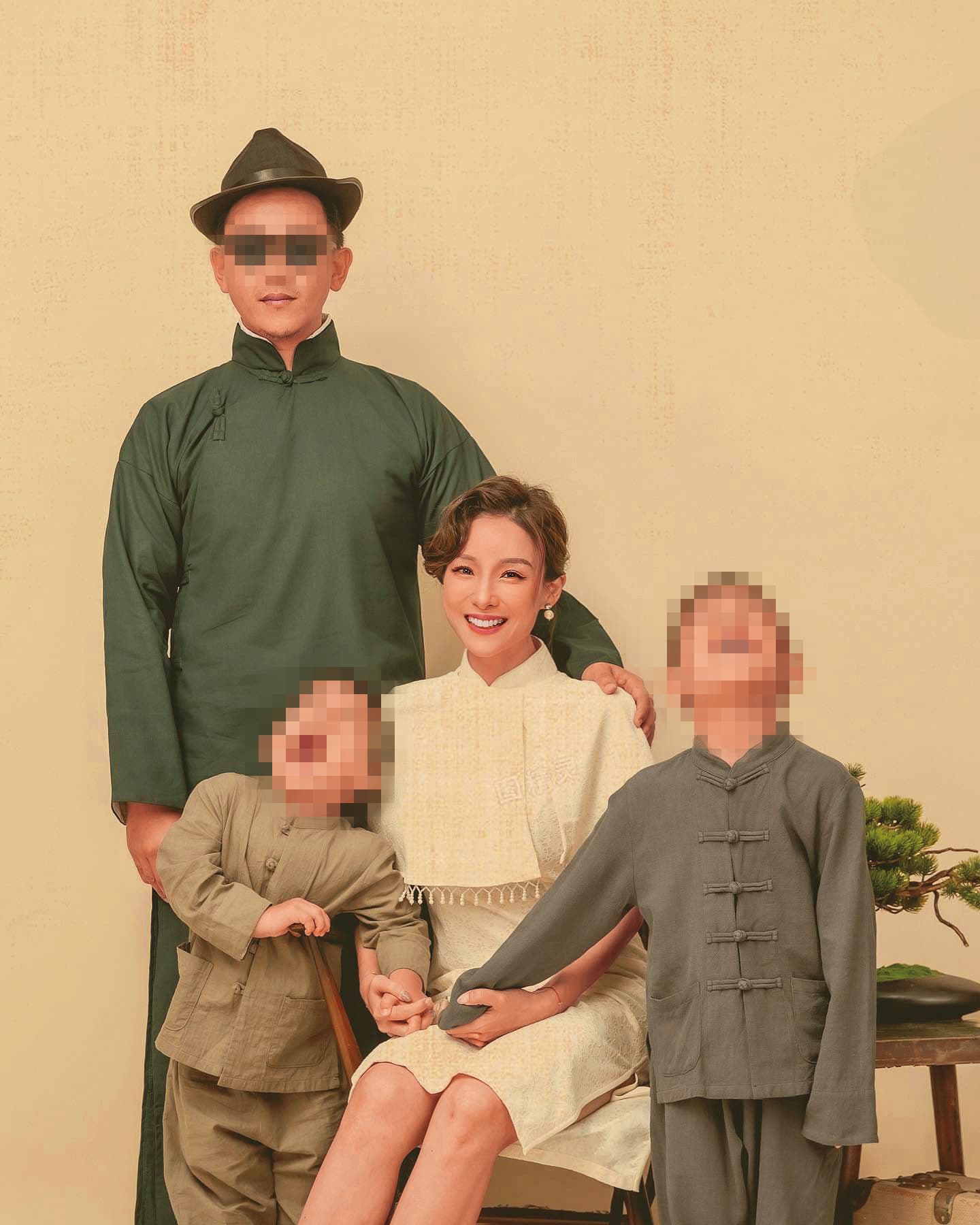 張宇（右二）與前夫劉彥谷（左一）育有2子，一家人曾幸福合拍家庭照，但婚姻持續6年告終。（翻攝自張宇臉書）