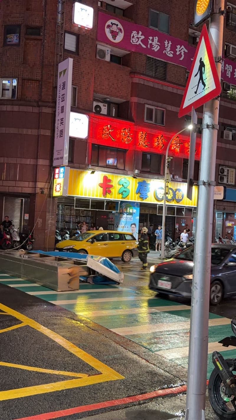 巴威颱風帶來強勁陣風，新北市三重區正義北路一家台北富邦銀行的巨型招牌，於10日晚間不敵強風斷裂墜落，當場占據雙向車道。（翻攝畫面）