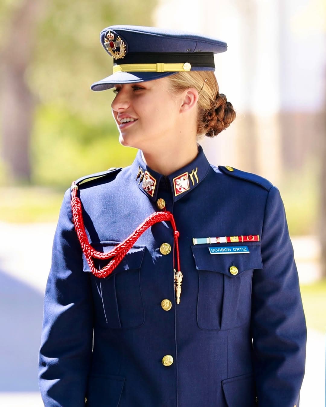 萊昂諾穿上西班牙空軍制服,正式入伍。(翻攝casareal.es IG)