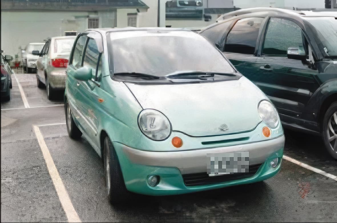 張姓男子等人駕駛轎車（圖）押著黃男到台中山區的果園，毆打後活埋。（翻攝畫面）