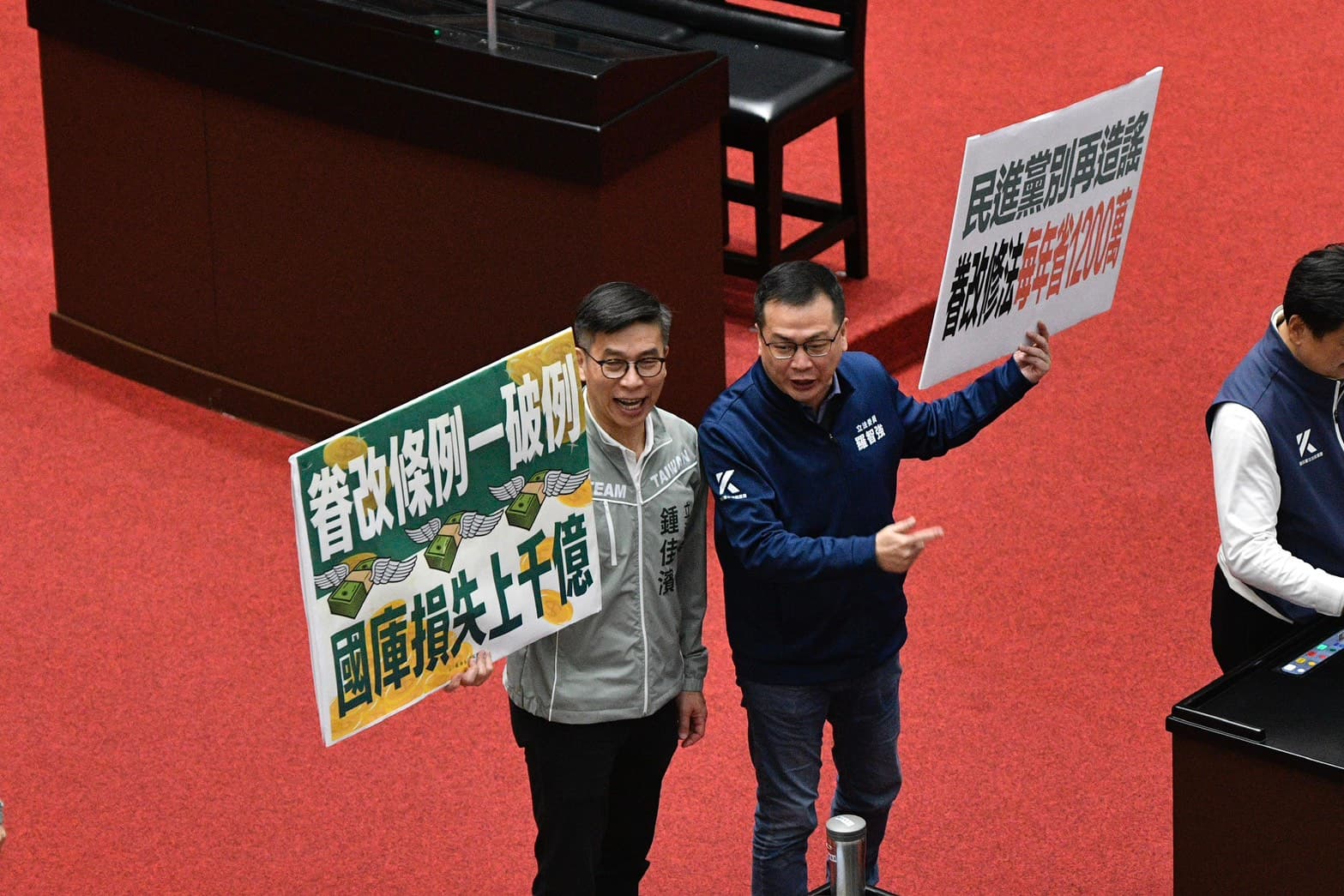 藍綠今在立法院會中針對預算問題再次交鋒。（鏡報李智為）