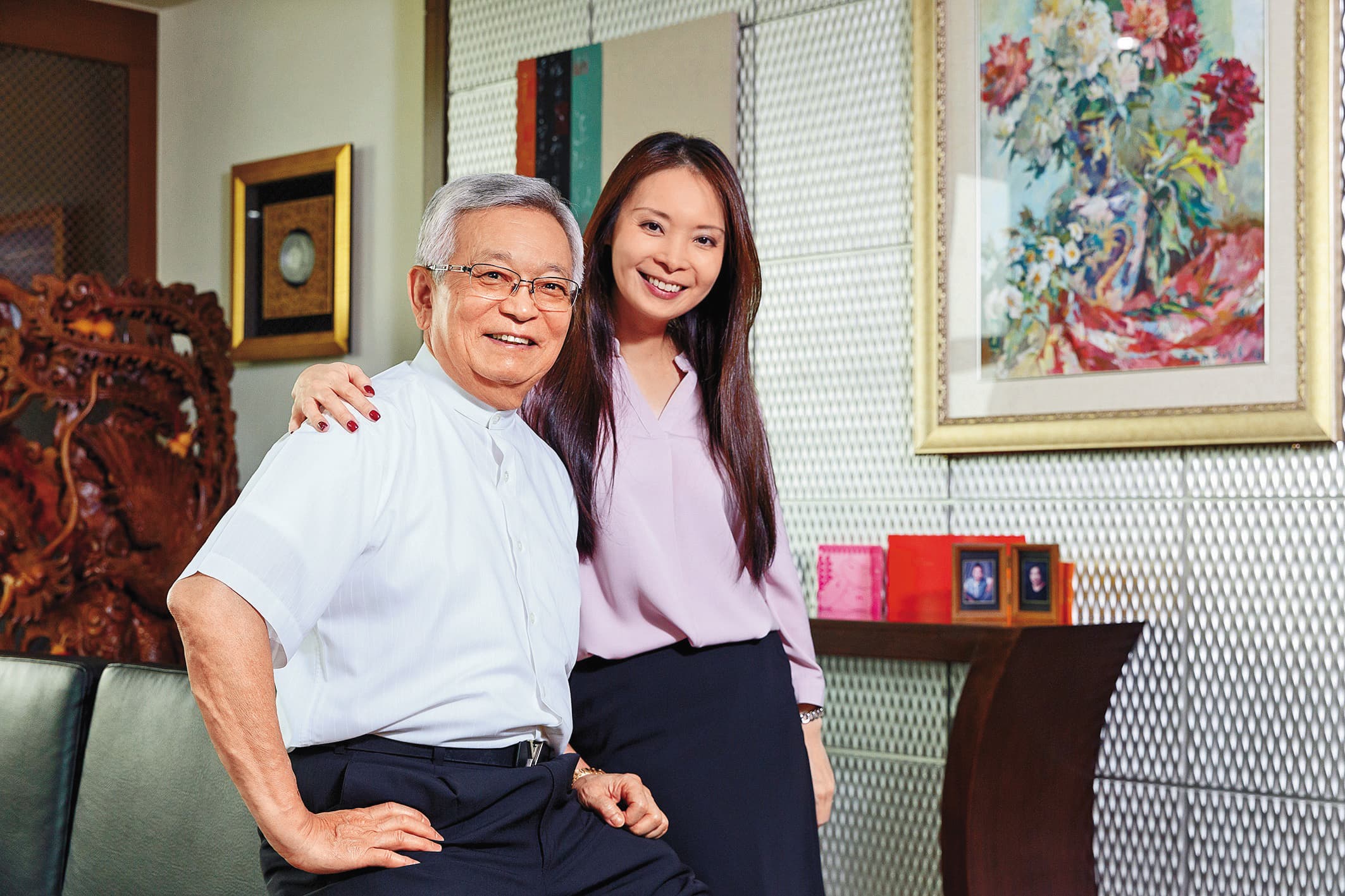 沈國榮(左)去年把和大董事長職位交給女兒沈千慈(右),沈國榮轉任集團總裁。(圖片來源:和大工業)