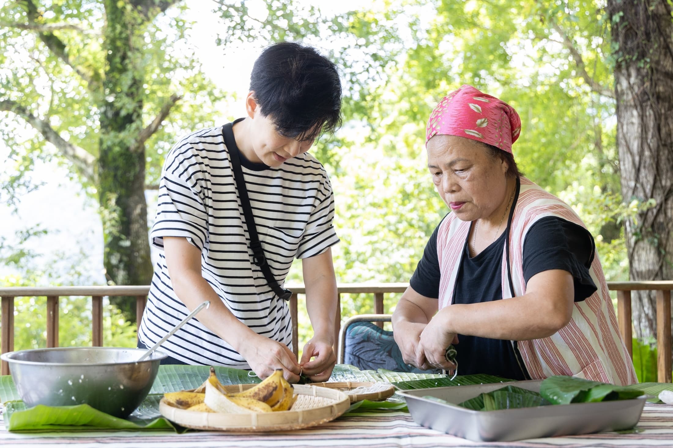 綁「香蕉飯」不能太緊，必須預留空間，讓糯米蒸煮時慢慢膨脹，才能保有Q彈口感。（150元／人）