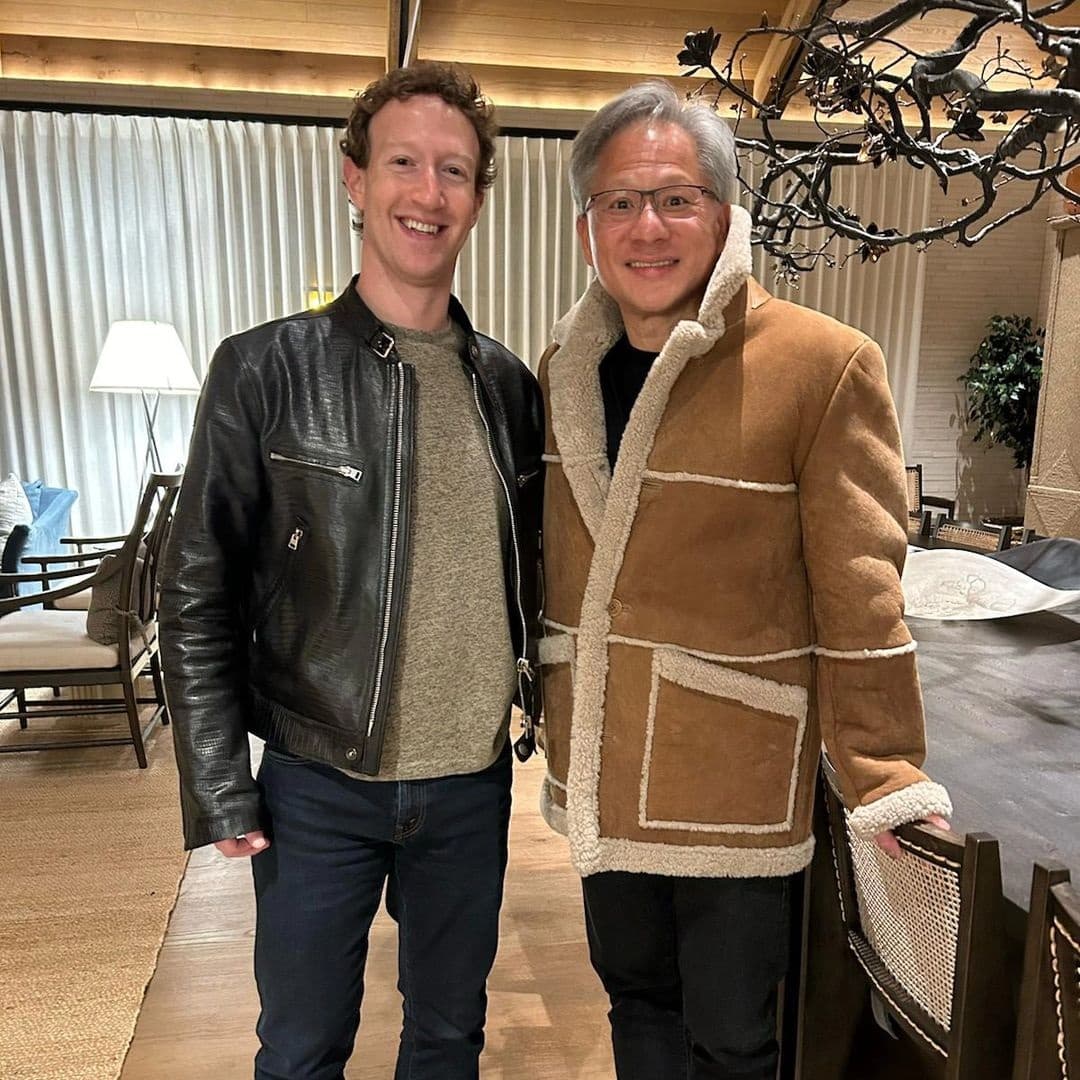 祖克柏(左)與黃仁勳(右)同框,互相交換外套穿。(翻攝Mark Zuckerberg IG)