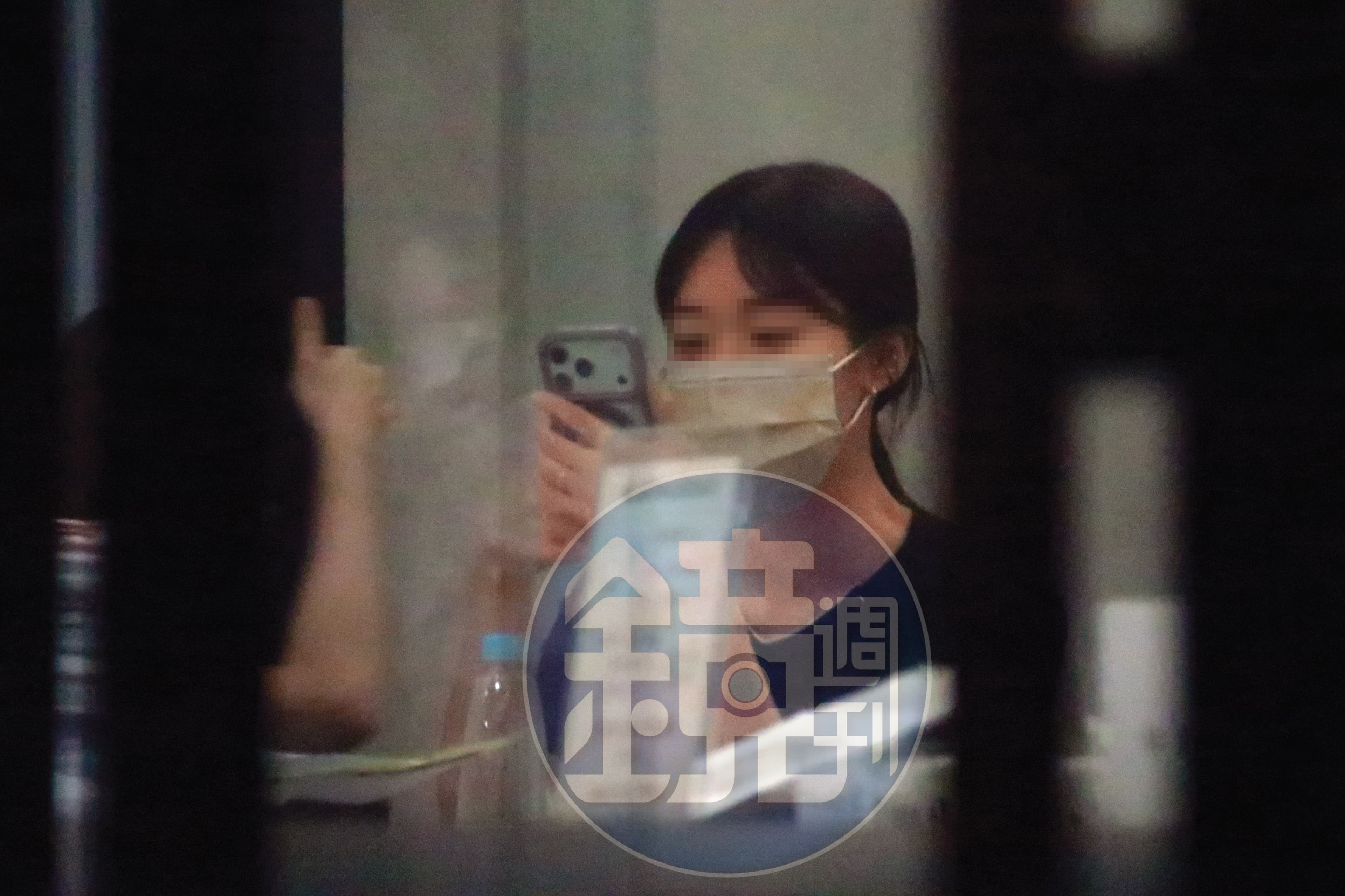 許芊芊6月間被本刊直擊手持iPhone新手機,趙建銘次兒爆她曾向趙要手機及名牌包。