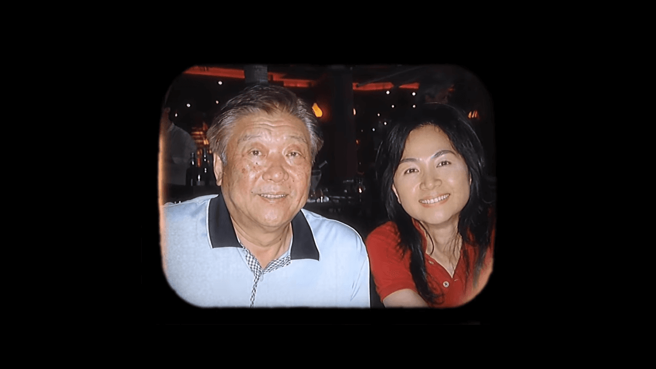 最後一張鳳飛飛跟老公的合照也曝光,並透過現代AI科技,呈現出2人幸福、甜蜜的笑容。(翻攝自YouTube)