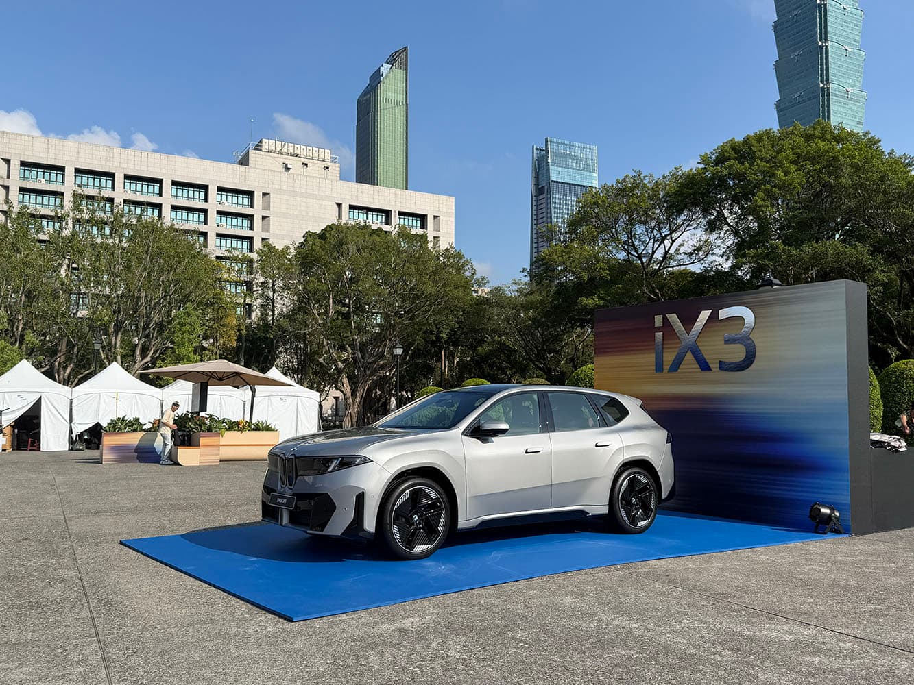 全新BMW iX3採用800V高壓架構與第六代BMW eDrive智慧電能驅動科技。