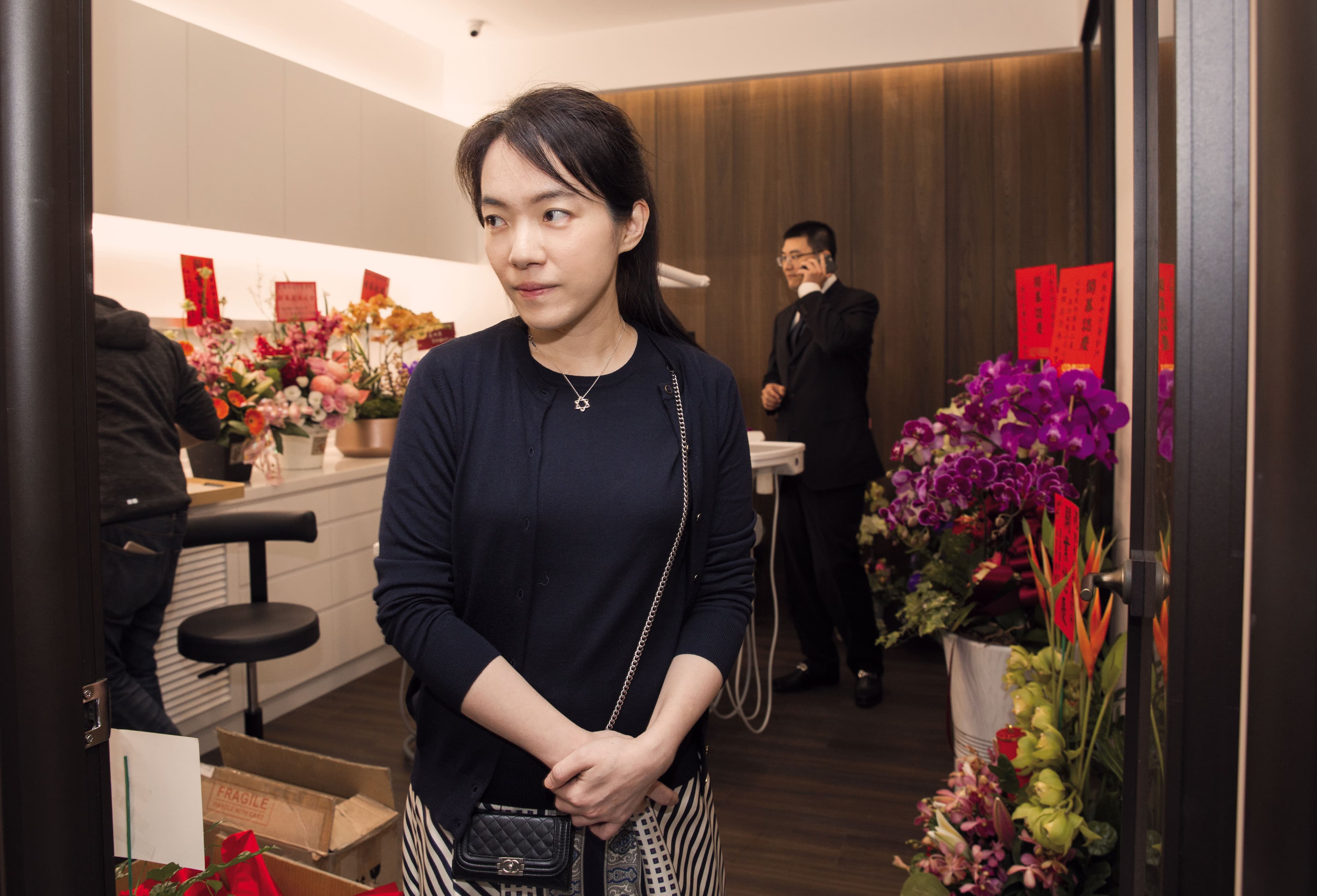 陳幸妤診所十年前開幕時喜氣洋洋,畫面中與趙建銘似乎貌合神離,陳幸妤夾在扁家和趙建銘中間,隱忍至去年六月才離婚。