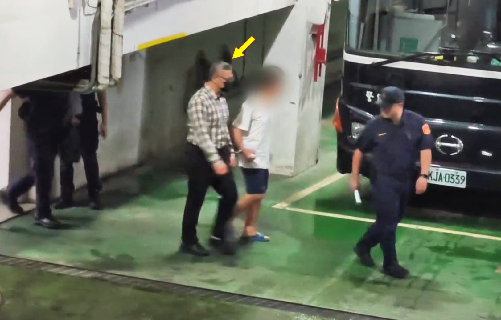 鄭文芳(箭頭處)棄保潛逃後在海外被捕,返國後遭羈押。(鏡新聞提供)