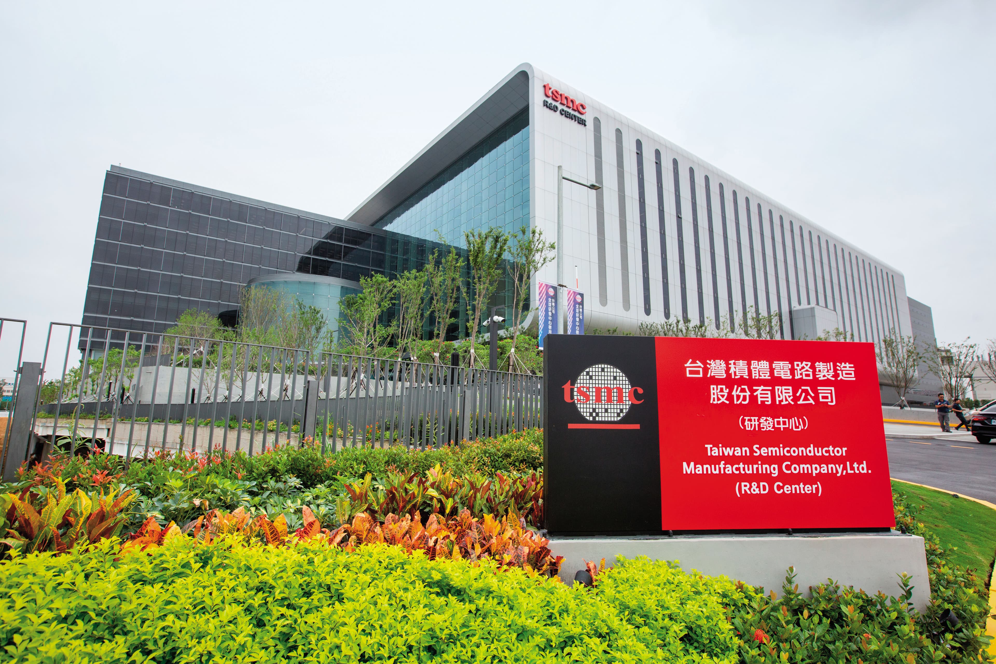 台積電(圖)推進矽光子技術,邀請大立光加入測試。