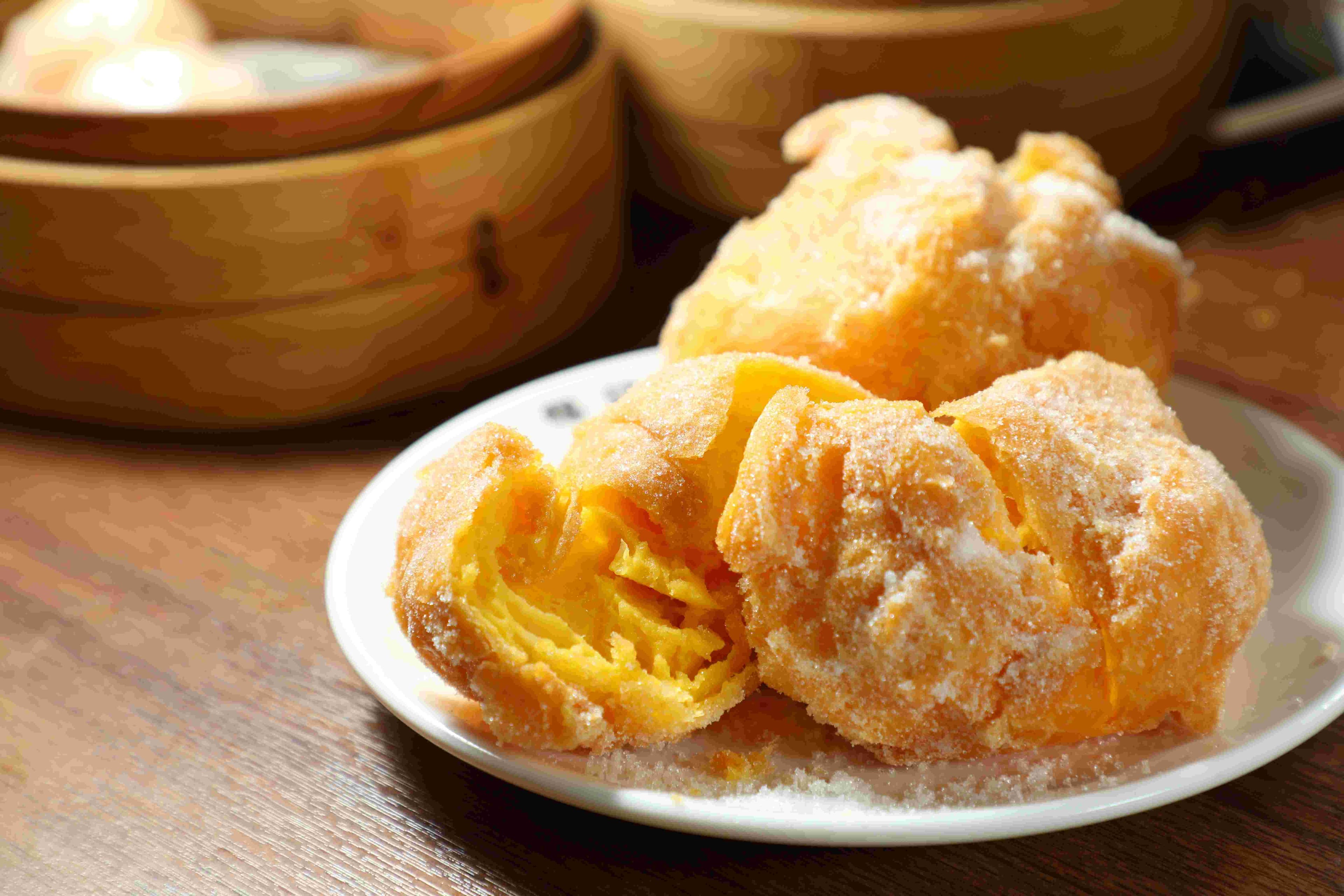 「冰花雞蛋球」是快要失傳的廣式甜品,外層酥脆,內在軟嫩,入口就是單純的雞蛋甜香。(港幣25元/份,約NT$102)
