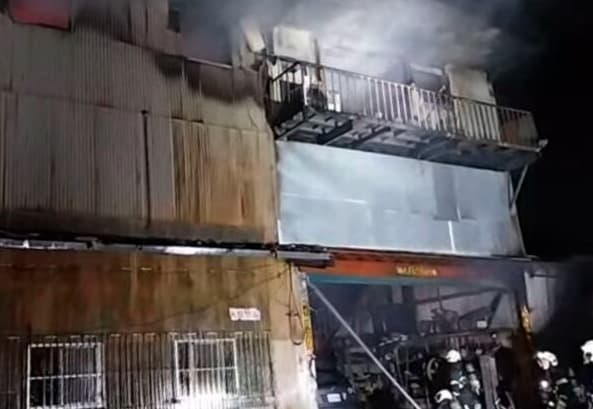 消防局出動百餘名救災人員與無人機、救災機器人趕抵南港火場,全力阻止火勢向鄰近林木蔓延。(翻攝畫面)
